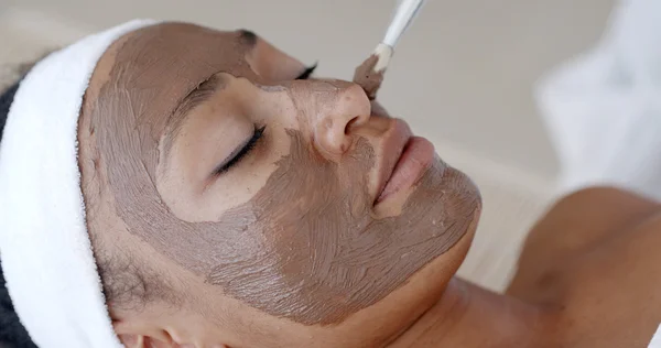 Kobieta z twarzy maski gliny — Zdjęcie stockowe
