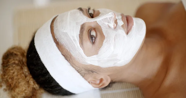 Frau mit Gesichtsmaske im Wellnessbereich — Stockfoto