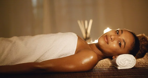 Mulher ter relaxante no spa — Fotografia de Stock