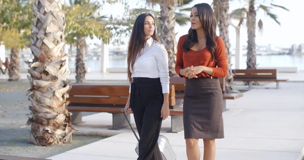 Femmes d'affaires marchant et bavardant — Photo