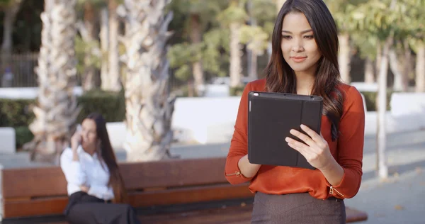 Zakenvrouw buiten met behulp van Tablet PC — Stockfoto