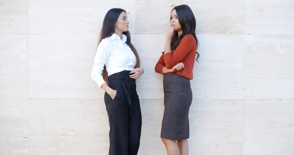 Mujeres de negocios charlando al aire libre en el entorno urbano — Foto de Stock