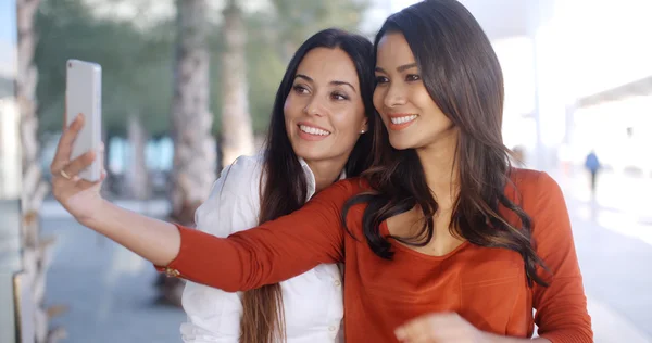 Mujeres de negocios posando para selfie en el teléfono móvil —  Fotos de Stock