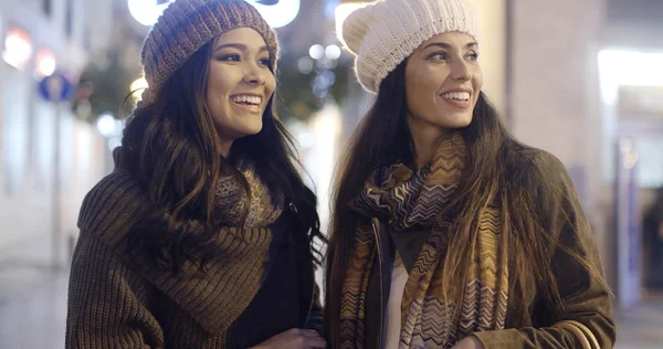 Les femmes en tenues d'hiver debout à l'extérieur — Photo