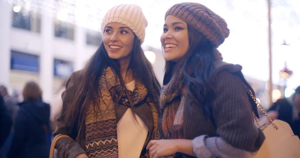 Femmes dans la mode d'hiver debout à l'extérieur — Photo