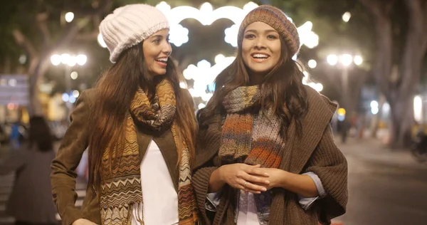 Kvinnor njuter av vintern utekväll — Stockfoto