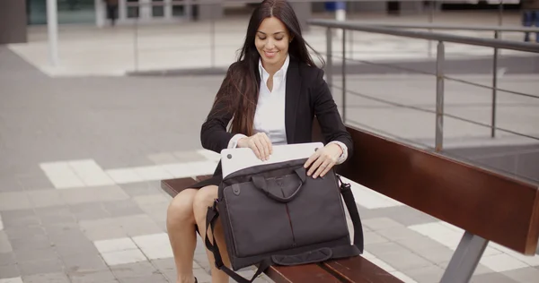 Femme d'affaires plaçant l'ordinateur portable dans le sac — Photo