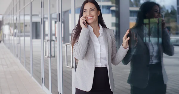 Businesswoman talking on phone — Stock Photo, Image