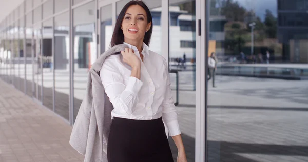 Femme d'affaires debout dehors avec veste au-dessus de l'épaule — Photo