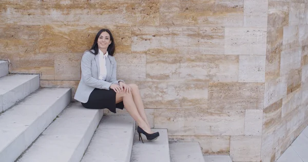 Podnikatelka, sedí na mramorové schody venku — Stock fotografie
