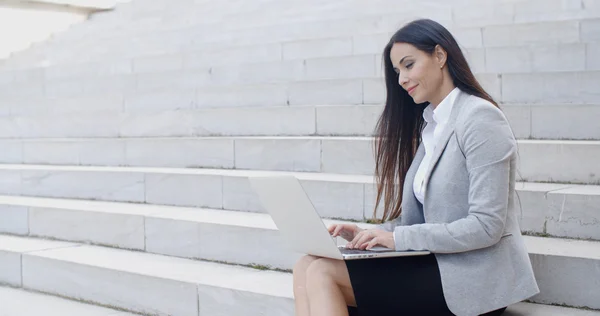 Üzletasszony ül a márvány lépcsőház, a laptop — Stock Fotó