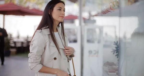 Femme faisant du shopping dans un centre commercial urbain — Photo