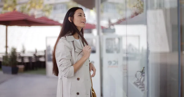 Femme faisant du shopping dans un centre commercial urbain — Photo