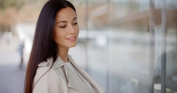 Femme faisant du shopping dans un centre commercial urbain — Photo