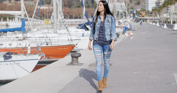 Woman strolling on waterfront promenade — Stockfoto