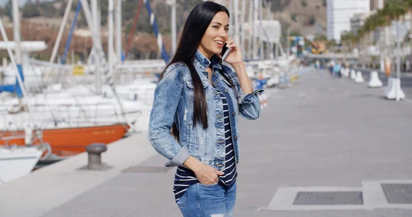 Wanita chatting di telepon pada promenade waterfront — Stok Foto