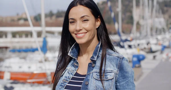 Woman enjoying relaxing day at marina — Stockfoto