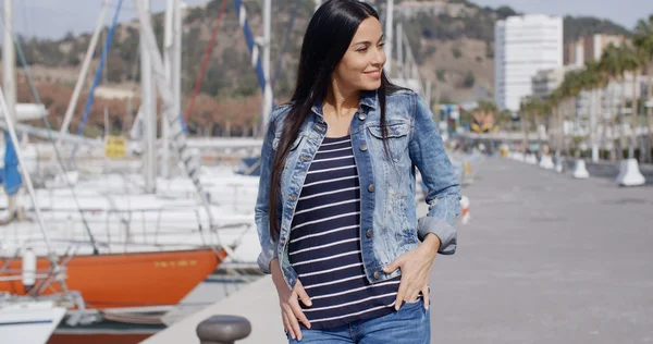 Mujer disfrutando caminar a través de marina — Foto de Stock