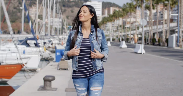 Mujer disfrutando pasear por el paseo marítimo —  Fotos de Stock