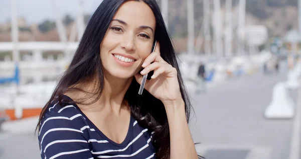 Mulher no passeio marítimo conversando no celular — Fotografia de Stock