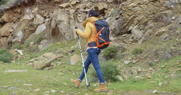 Woman on hiking trail in mountains — Zdjęcie stockowe