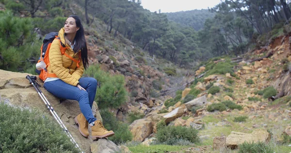 Backpacker relaxing and enjoying view — Stockfoto