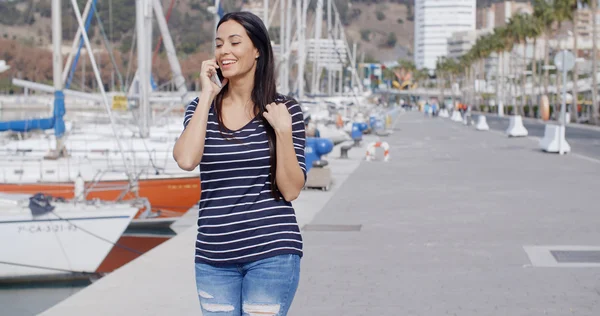 Mujer caminando en el paseo marítimo y charlando en el móvil —  Fotos de Stock