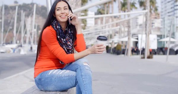 Wanita chatting di ponsel di bangku — Stok Foto