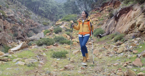 Woman on hiking trail in mountains — 스톡 사진