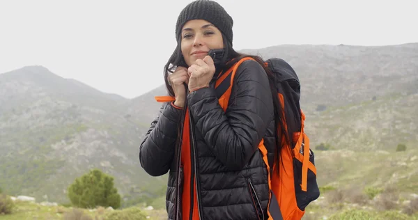 Mulher caminhadas na montanha no inverno — Fotografia de Stock