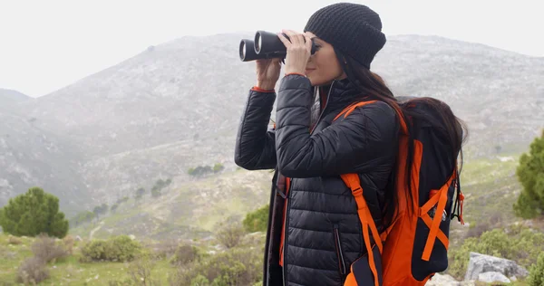 Woman enjoying misty hike in mountains — Stockfoto