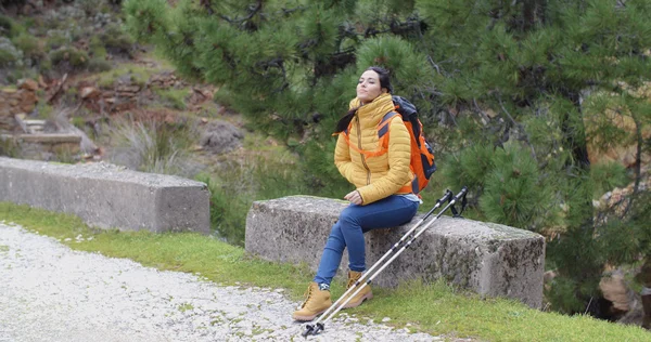 Woman hiking in mountains on gravel trail — 스톡 사진