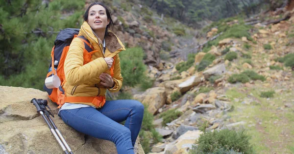 Mujer mochilero relajarse y disfrutar de la vista —  Fotos de Stock