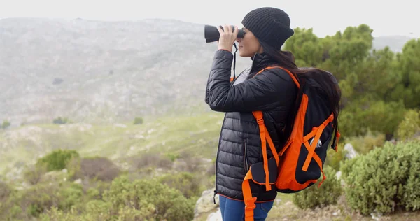 Mujer disfrutando de caminata brumosa en las montañas —  Fotos de Stock