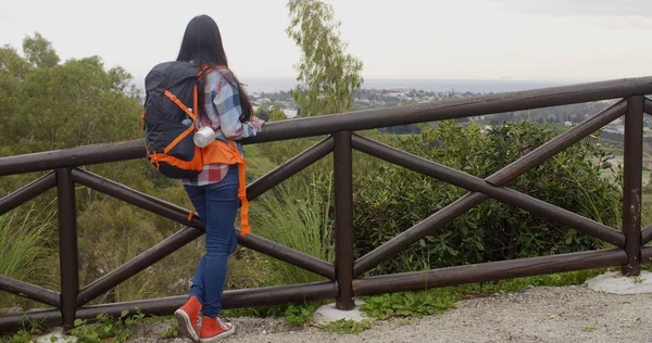 Woman with backpack admiring scenery — 스톡 사진