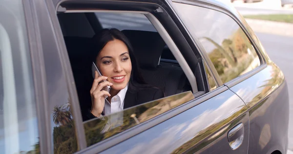 Empresária falando ao telefone na limusine — Fotografia de Stock