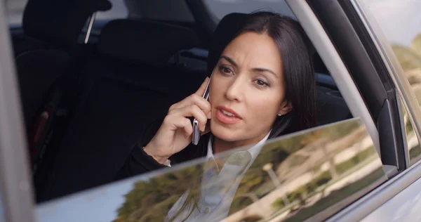 Affärskvinna prata telefon i limousine — Stockfoto
