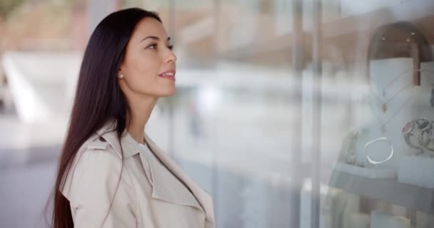 Vrouw in stedelijke winkelcentrum winkelen — Stockvideo