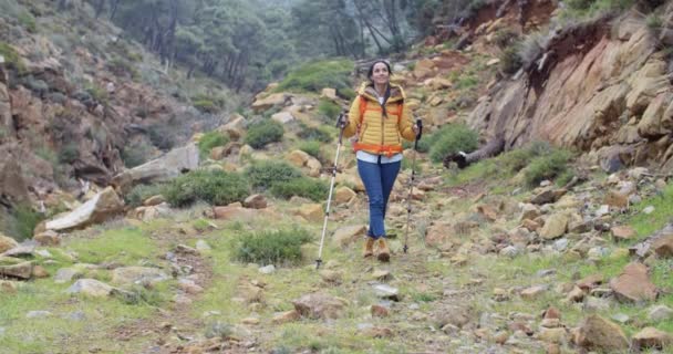 Mujer en sendero en las montañas — Vídeo de stock