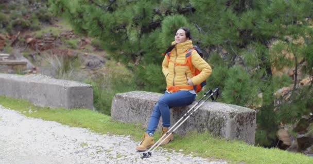 Mulher caminhando em montanhas na trilha de cascalho — Vídeo de Stock