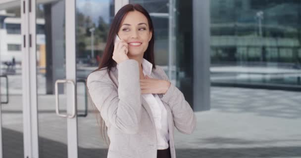 Femme d'affaires parlant au téléphone à l'extérieur du bureau — Video