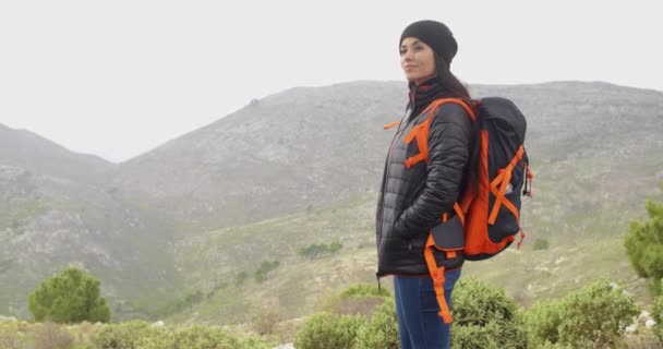 Жінка насолоджується туманним походом в гори — стокове відео