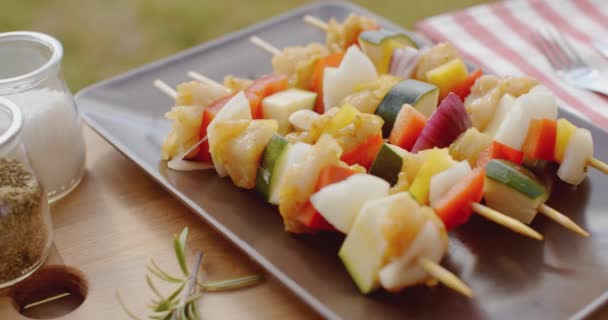 Вкусные овощи на палочках — стоковое видео