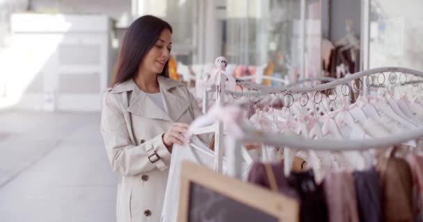 Vrouw winkelen voor kleding in boetiek — Stockvideo