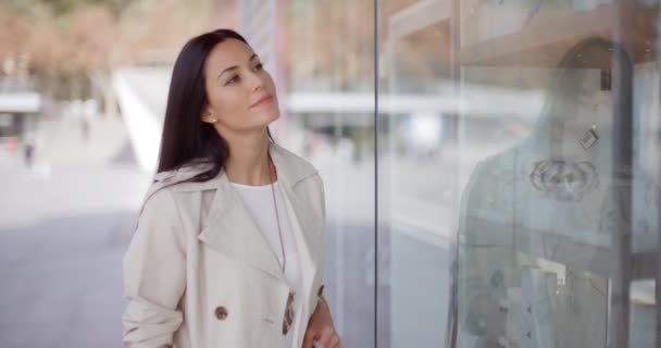 Vrouw in stedelijke winkelcentrum winkelen — Stockvideo