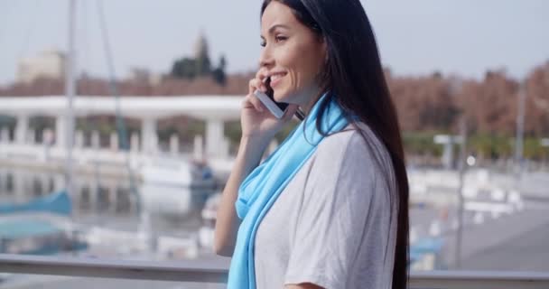 Vrouw lopen en praten op mobiele telefoon — Stockvideo