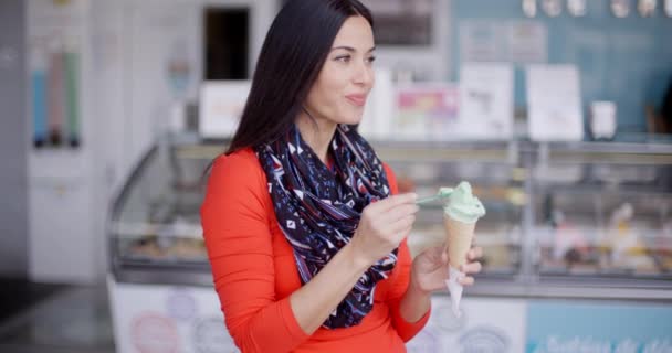 Mujer comiendo helado en el café de la ciudad — Vídeo de stock