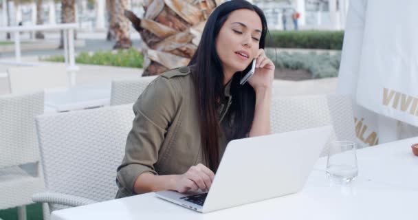 Bizneswoman pracuje na laptopie — Wideo stockowe