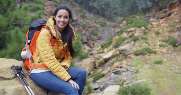 Woman backpacker relaxing and enjoying view — Stock videók