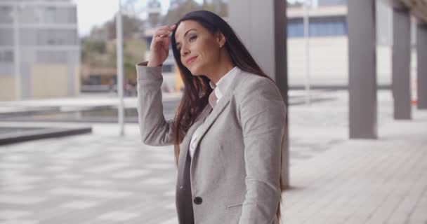 Mujer de negocios de pie al aire libre y mirando hacia fuera — Vídeo de stock